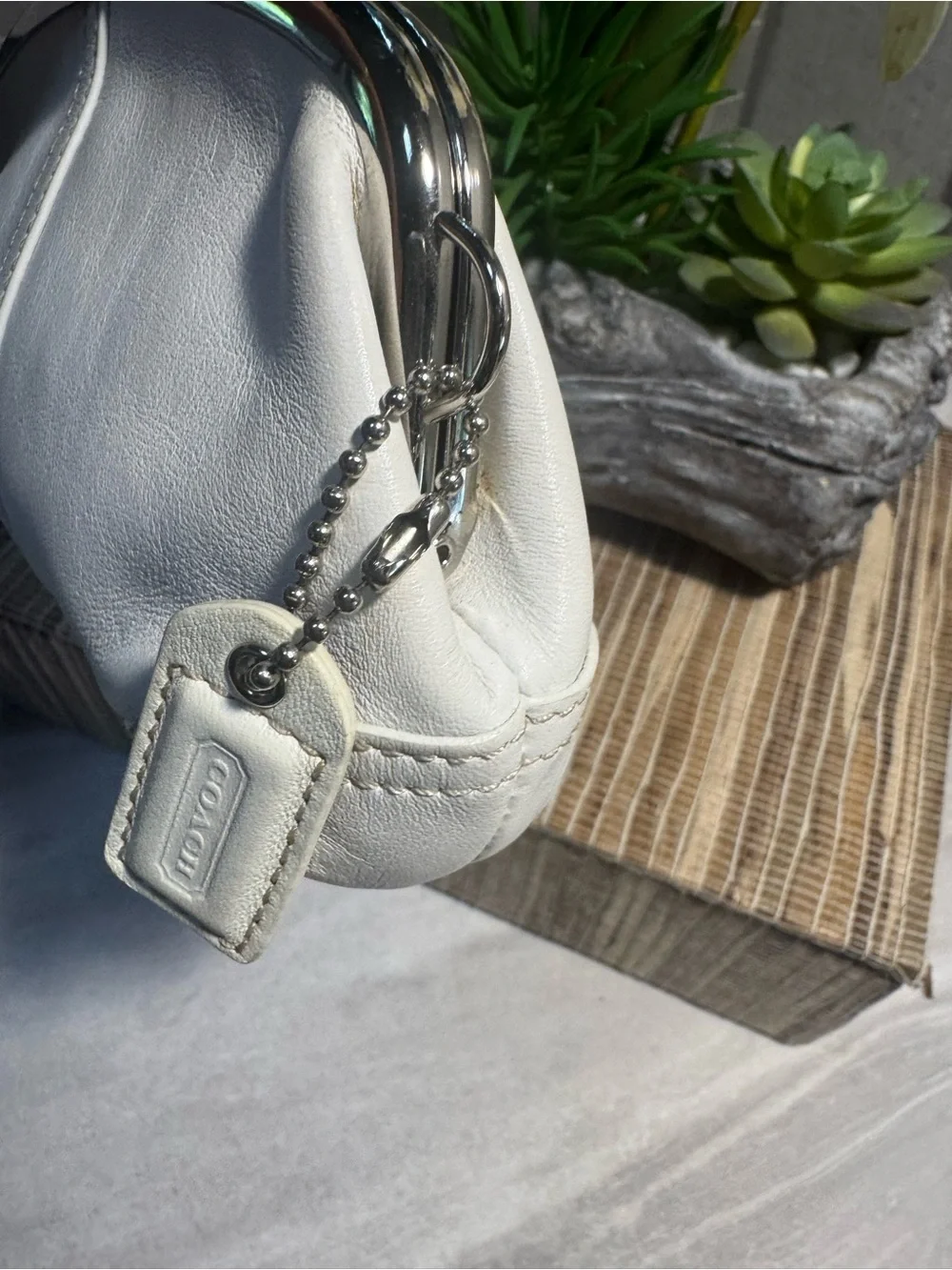Like NEW Coach KISS LOCK Soft Off White Leather Clutch 2 Tone HangTag Fits Phone